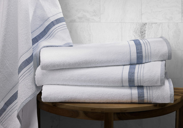 Serviette de piscine à bordures bleues